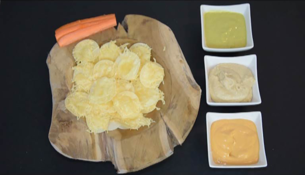 Oblatenkäsecracker mit verschiedenen Dips