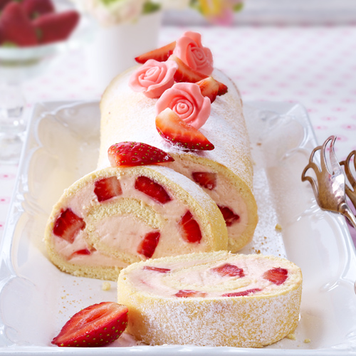 Fruchtige Biskuitrolle mit Erdbeeren
