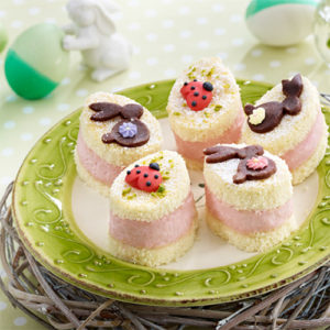 Biskuiteier gefüllt mit Erdbeer-Sahne-Creme