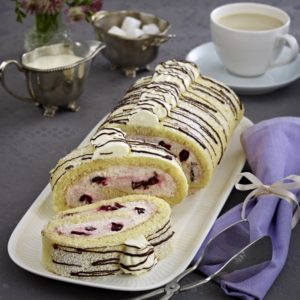 Biskuitrolle mit Pflaumen