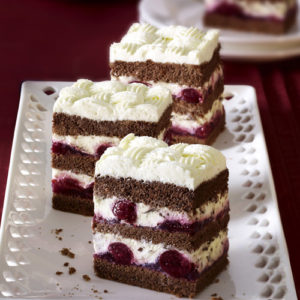 Schoko-Biskuit-Schnitten mit Kirschen