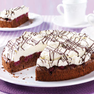 Schokoladen-Kirsch-Kuchen mit Sahnehaube