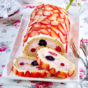 Vegane Biskuitrolle mit Beeren