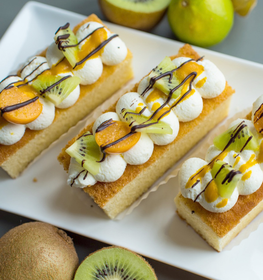Biskuitschnitten mit exotischen Früchten