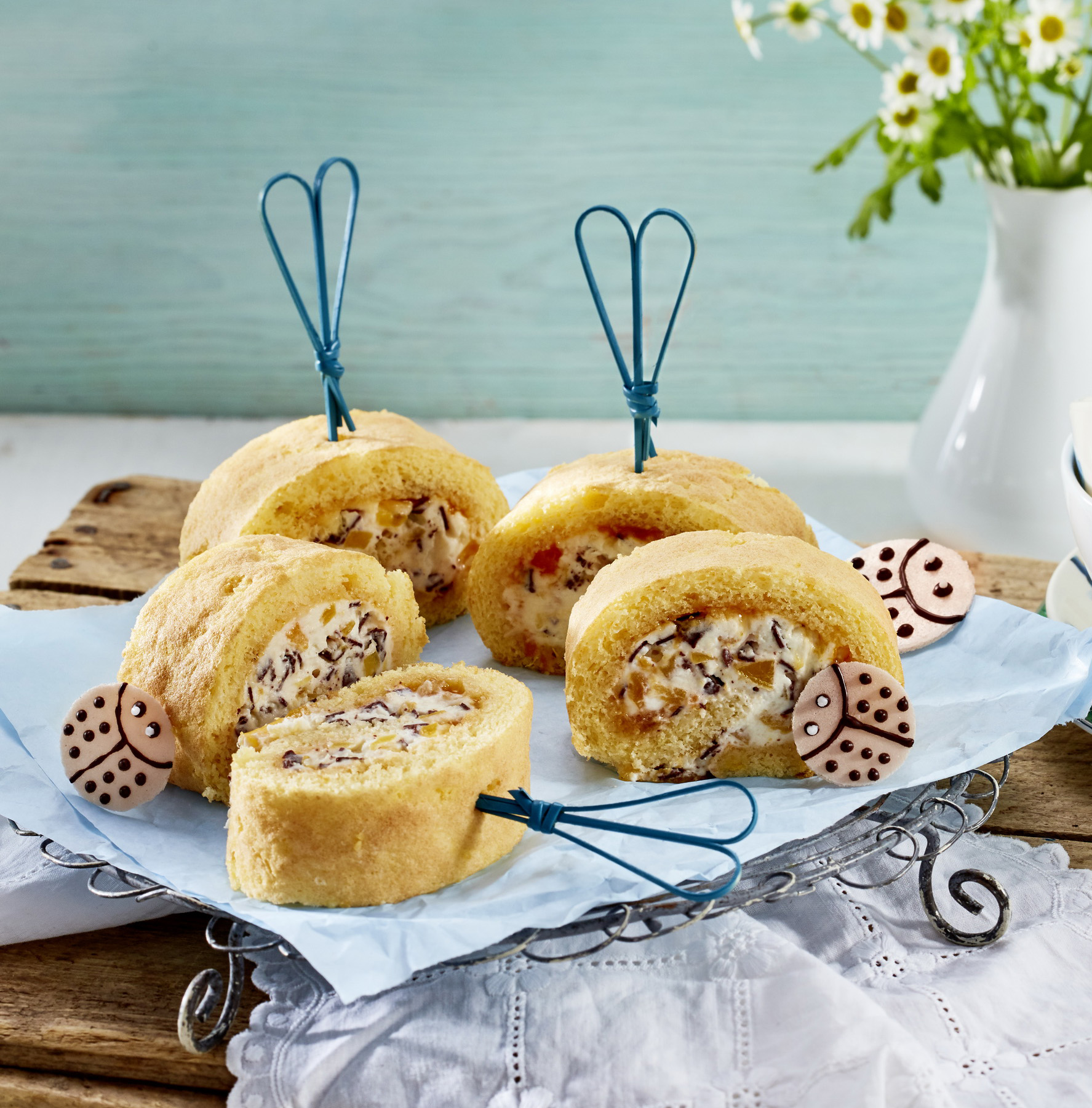 Aprikosen-Biskuitröllchen am Spieß